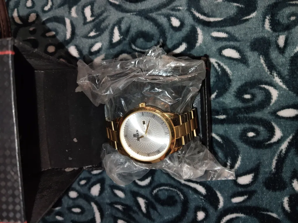 Titan Watch - Used - Unisex - Gold - Size: Standard - Needs Battery Replacement