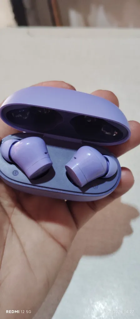 Realme T200 Wireless Earbuds With Minimal Case Scratches