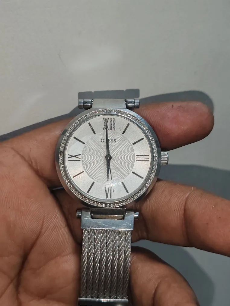 Guess Pre-owned Women's Watch Silver Elegant Designer Wrist Watch Quartz