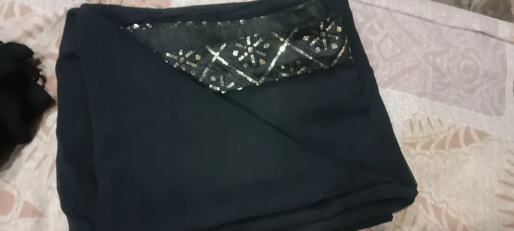 Elegant Women's Free-size Non-stretchable Black Saree With Stitched Blouse