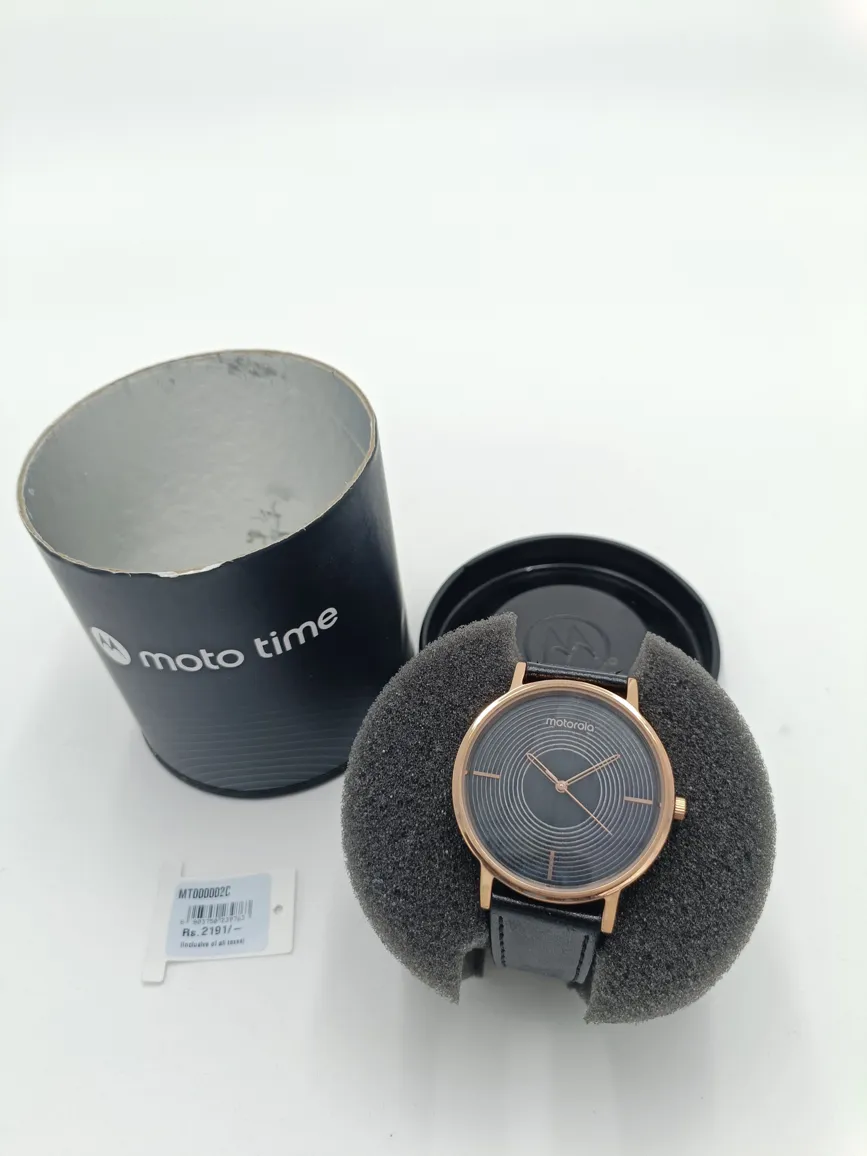 Motorola Men's Analog Watch With Leather Strap - Elegant Design