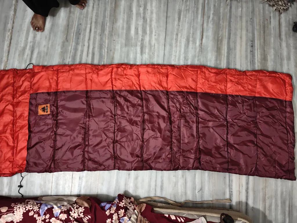 Hills Top Lightweight Sleeping Bag - Red, Under 1 Kg