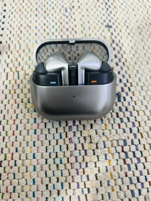 Sold second hand Samsung Galaxy Buds3 Pro - Used - Earbuds - Silver - High-end Sound Quality on Resellpur