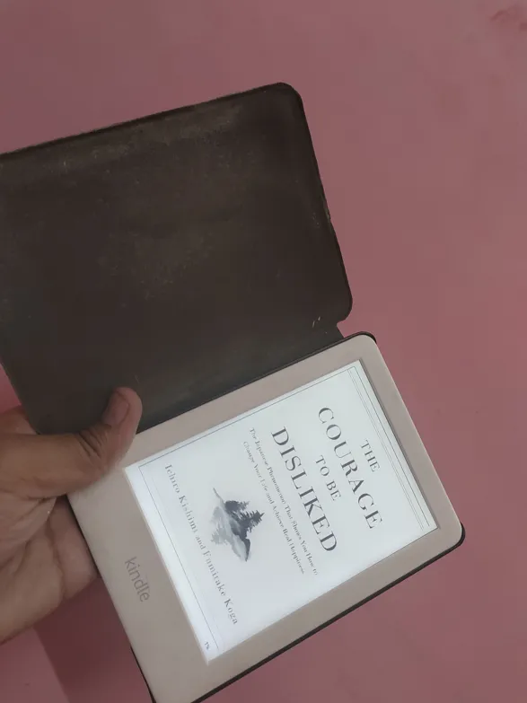 Buy used Kindle 10th Gen Very Good Condition Magnetic Cover Blue Floral Design online on Resellpur