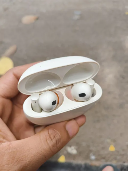 Sold second hand Realme Buds Air 5 Pro Wireless Earbuds - Good Condition - White - High-quality Sound on Resellpur