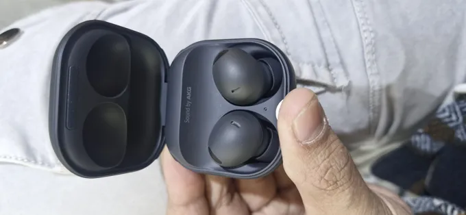 Buy used Samsung Buds 2 Pro - Used - Unisex - Earbuds - Black online on Resellpur