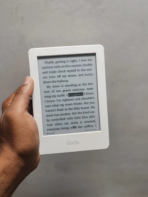 Buy used Kindle 7th Generation Pre-owned E-reader Arctic White Under ₹4000 online on Resellpur