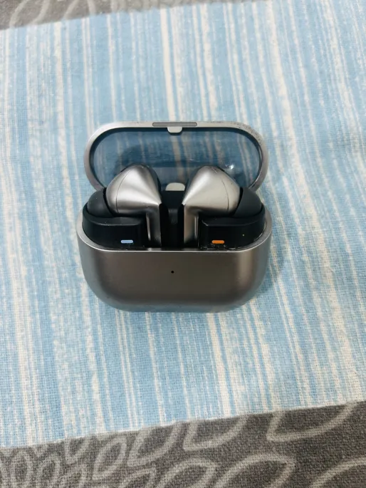 Sold second hand Samsung Galaxy Buds3 Pro Wireless Earbuds, Good Condition, Silver on Resellpur