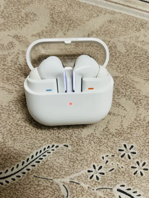 Sold second hand Samsung Galaxy Buds 3 Pro - Good Condition - White - Excellent Sound Quality on Resellpur