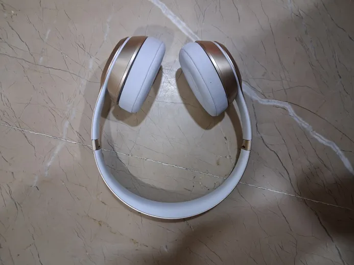 Sold second hand Beats Solo1 Wireless Headphones Like New Rose Gold White on Resellpur