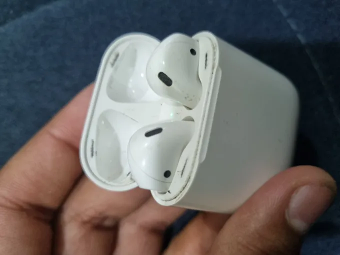 Buy used Apple Airpods 2nd Generation White Wireless Earbuds online on Resellpur