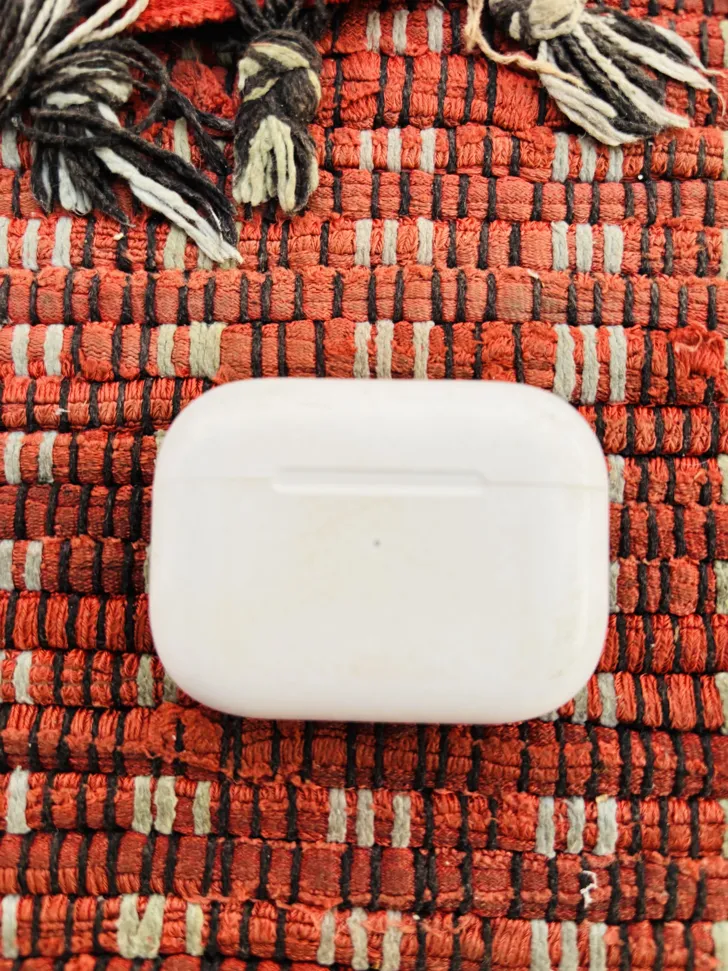 Buy used Apple Airpods Pro Used White Wireless Earbuds With Charging Case online on Resellpur