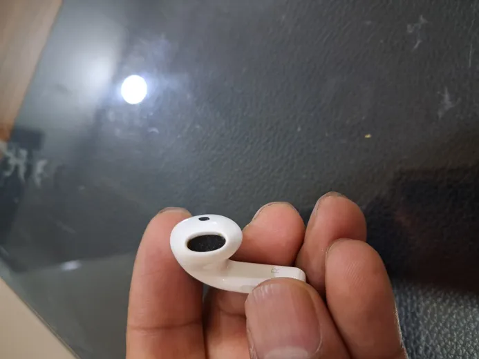 Buy used Apple Airpod 4 Right Bud Model 3055 White Good Condition online on Resellpur