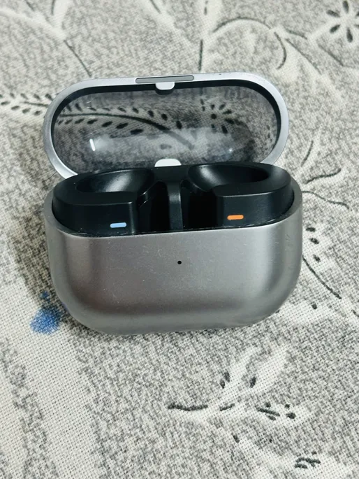 Buy used Samsung Galaxy Buds3 Charger Case, Metallic Grey, Like New Condition online on Resellpur