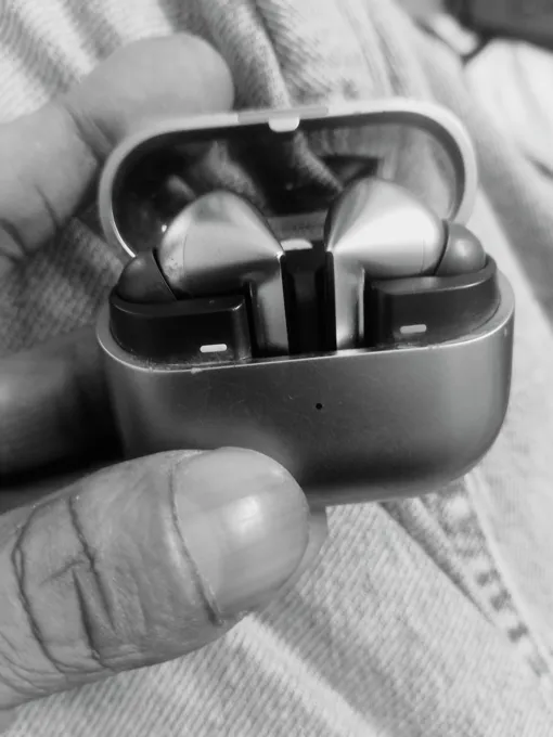 Sold second hand Samsung Buds 3 Pro - Used - Unisex - Wireless Earbuds - Silver - on Resellpur