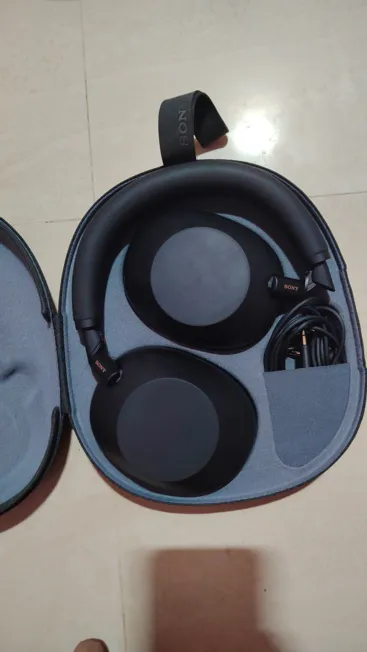 Sold second hand Sony WH-1000XM6 Wireless Noise Cancelling Headphones With Case on Resellpur