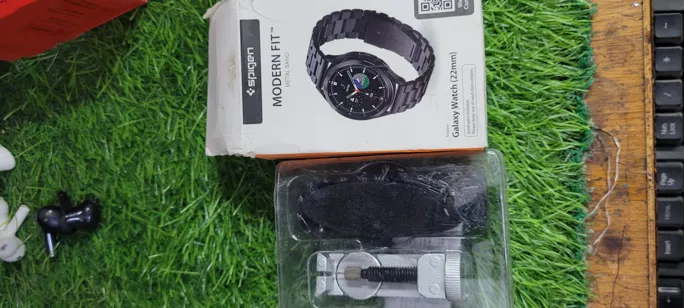 Buy used Spigen Smart Watch Chain - Black - Galaxy Watch 22mm - Modern Fit online on Resellpur