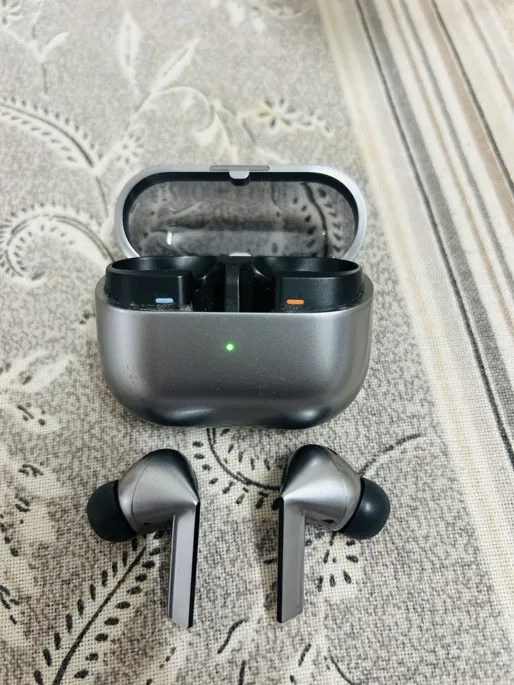 Sold second hand Samsung Galaxy Buds3 Pro, Good Condition, Grey Black Earbuds on Resellpur