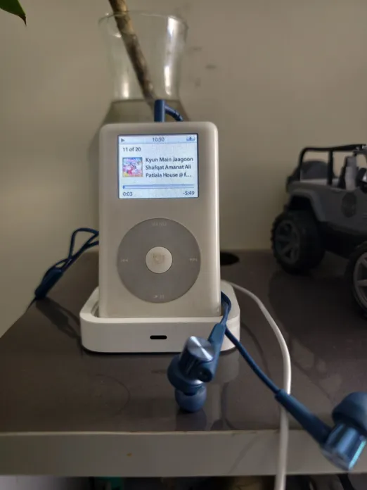 Buy used Apple ipod photo 4th Gen 30GB online on Resellpur