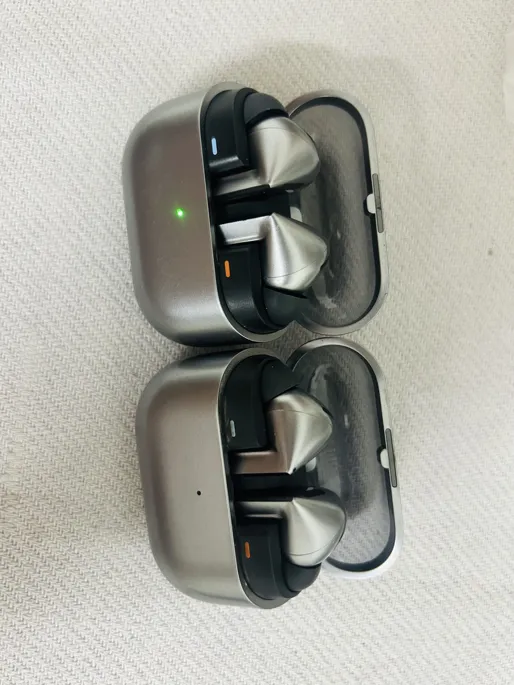 Sold second hand Samsung Galaxy Buds3 Pro - Used - Unisex - Wireless Earbuds - Silver - on Resellpur