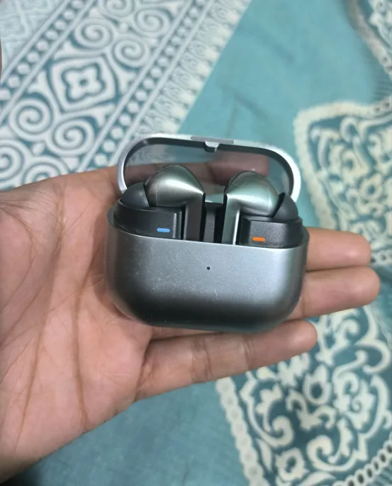 Sold second hand Samsung Galaxy Buds 3 Pro Slightly Used Black Earbuds With Case on Resellpur
