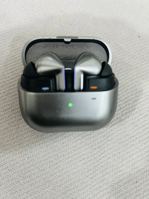 Buy used Samsung Galaxy Buds3 Pro - Used - Unisex - Earbuds - Silver - online on Resellpur