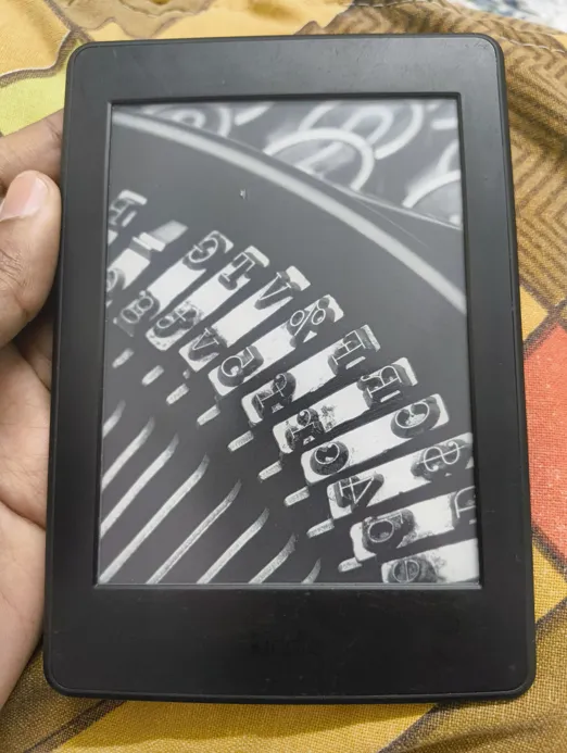 Buy used Amazon Kindle Paperwhite 7th Gen - Good Condition - Black - 2.56 GB Storage - Functional With Minor Screen Patch online on Resellpur