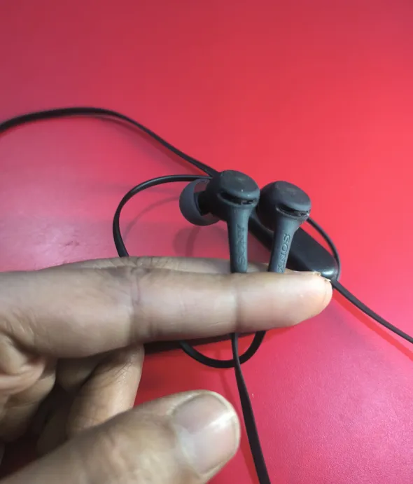 Sold second hand Sony WI-XB400 | Good Condition | Wireless Neckband Headphones | Black | Refurbished on Resellpur