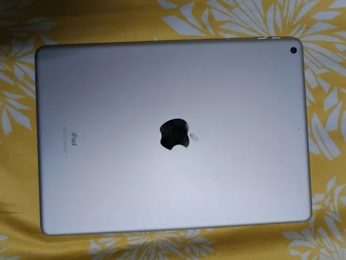 Buy used Ipad 9th Gen 64GB Wifi Pre-owned Mint Condition With Accessories online on Resellpur