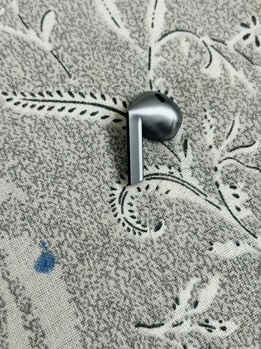 Buy used Samsung Galaxy Buds3 Right Earbud, Good Condition, Grey online on Resellpur