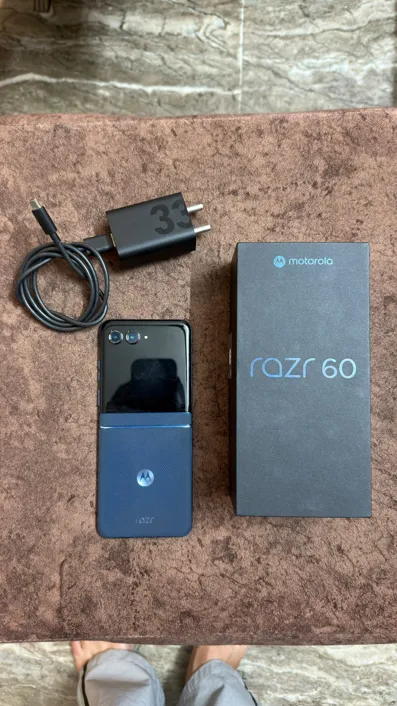 Buy used Motorola Razr 60 8GB 256GB Dark Blue Flip Phone Good Condition online on Resellpur