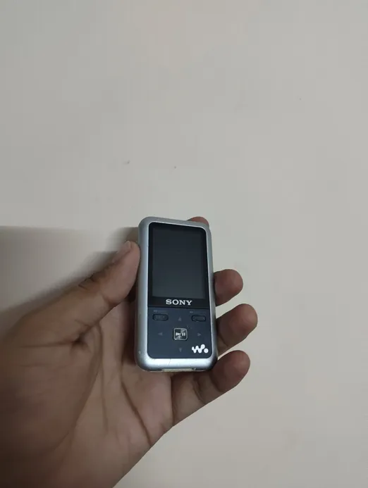 Buy used Sony Walkman NWZ-S615F 2GB MP3 Player Silver Vintage online on Resellpur